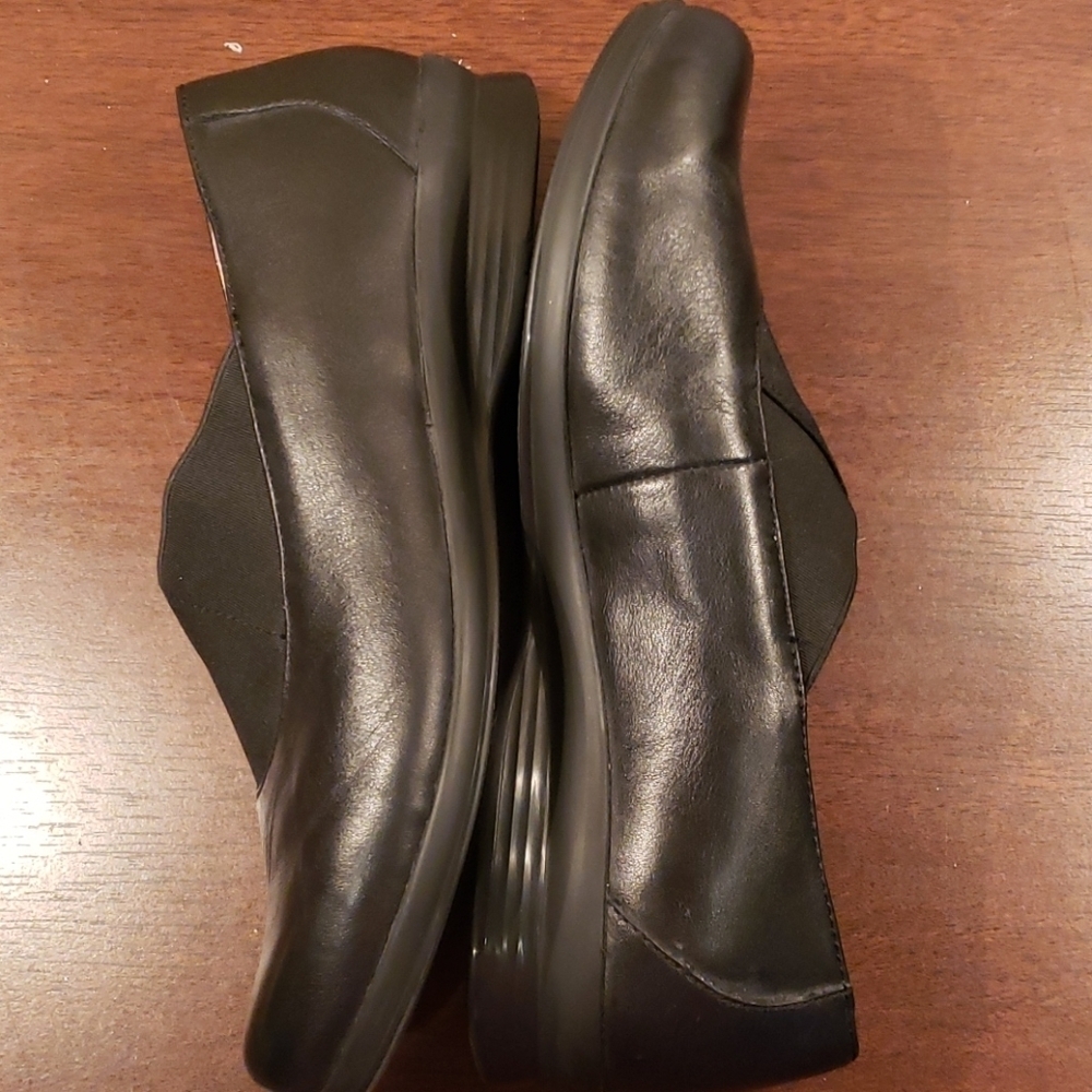 Dansko leather slip on elastic trim shoes euc 🔥